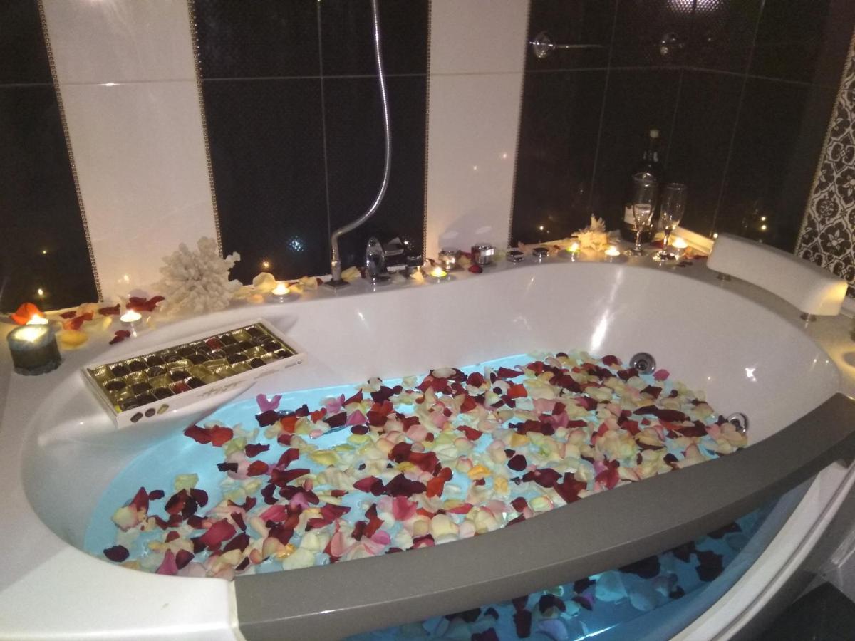 Home In Center With Jacuzzi Ivano-Frankivsk Exterior photo