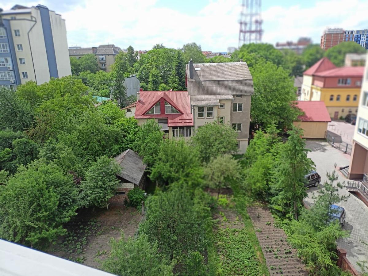 Home In Center With Jacuzzi Ivano-Frankivsk Exterior photo