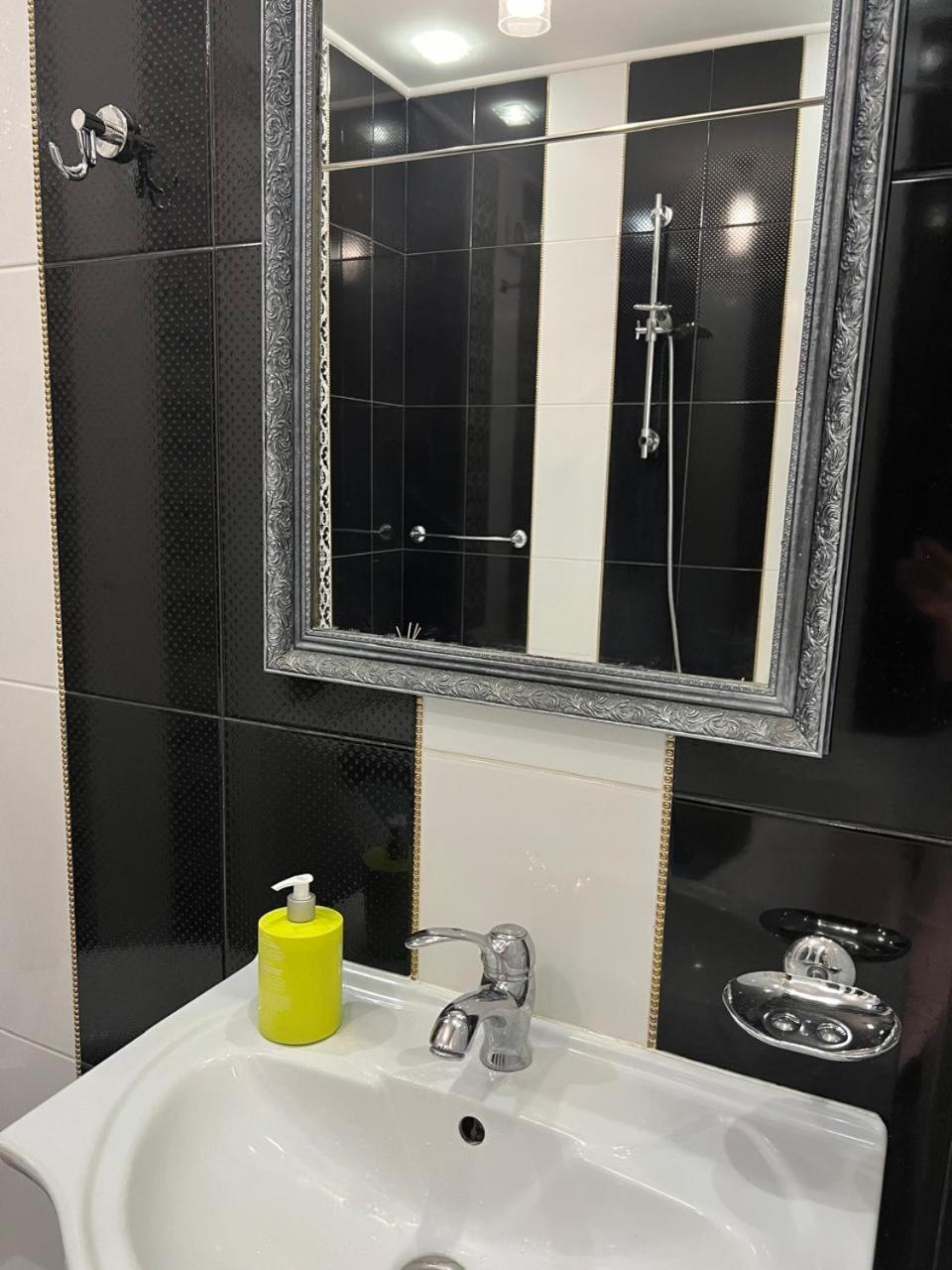 Home In Center With Jacuzzi Ivano-Frankivsk Exterior photo