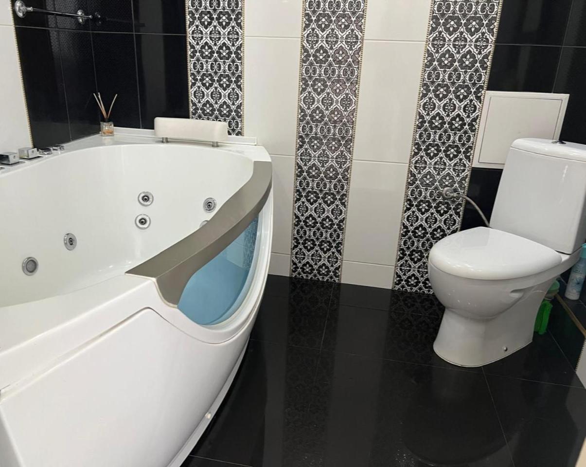 Home In Center With Jacuzzi Ivano-Frankivsk Exterior photo