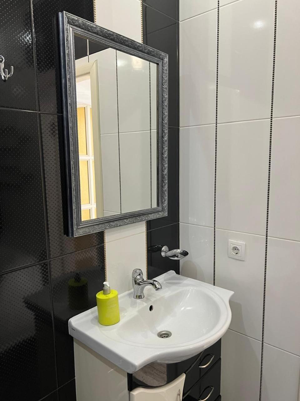 Home In Center With Jacuzzi Ivano-Frankivsk Exterior photo